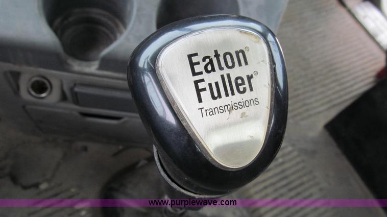 image for item G2062 2005 Freightliner Columbia C12064ST semi truck