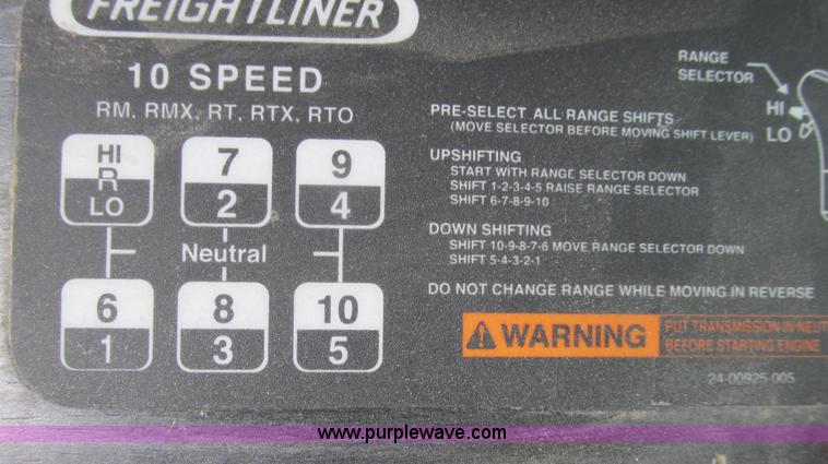 image for item G2062 2005 Freightliner Columbia C12064ST semi truck