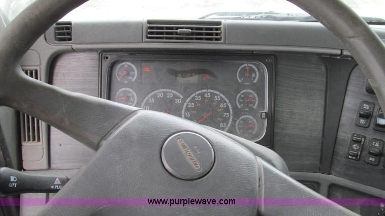 image for item G2062 2005 Freightliner Columbia C12064ST semi truck