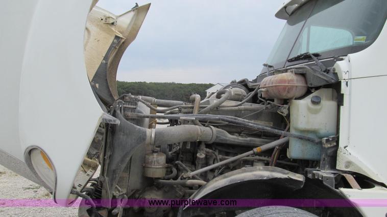 image for item G2062 2005 Freightliner Columbia C12064ST semi truck