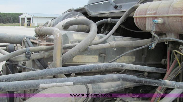 image for item G2062 2005 Freightliner Columbia C12064ST semi truck