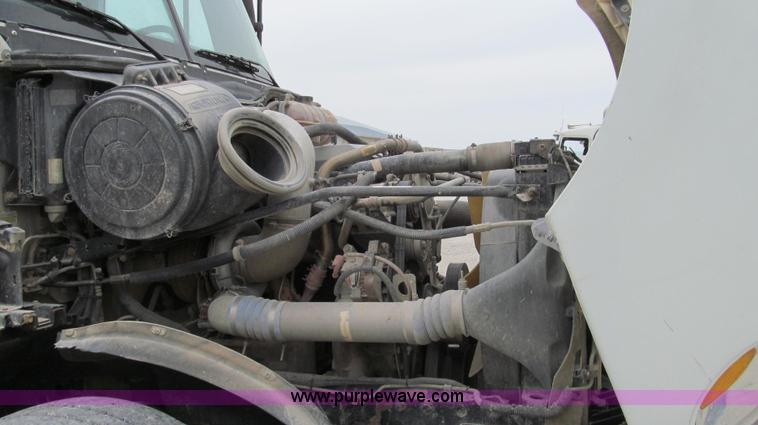 image for item G2062 2005 Freightliner Columbia C12064ST semi truck