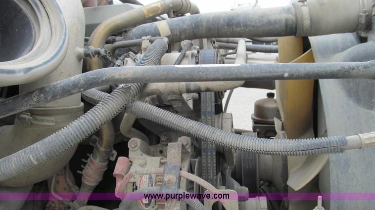 image for item G2062 2005 Freightliner Columbia C12064ST semi truck