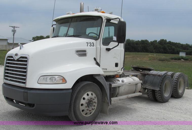 image for item G2074 2005 Mack Vision semi truck