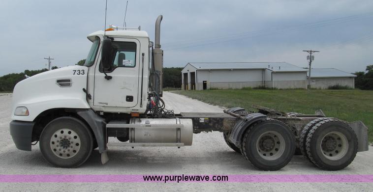 image for item G2074 2005 Mack Vision semi truck