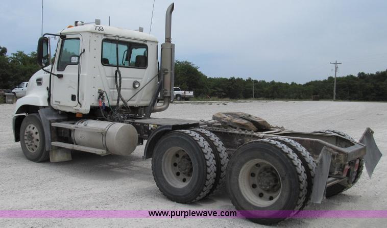 image for item G2074 2005 Mack Vision semi truck