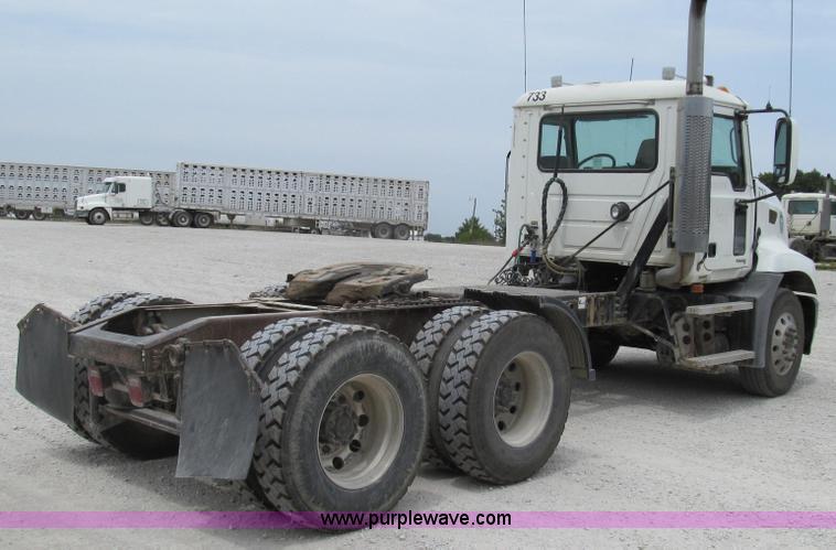 image for item G2074 2005 Mack Vision semi truck