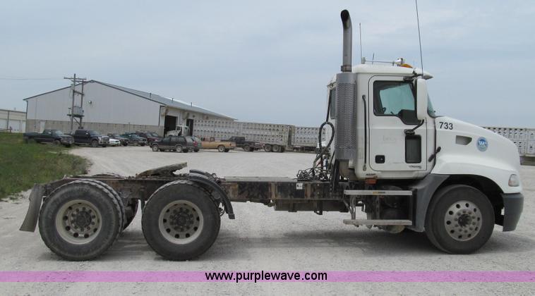 image for item G2074 2005 Mack Vision semi truck