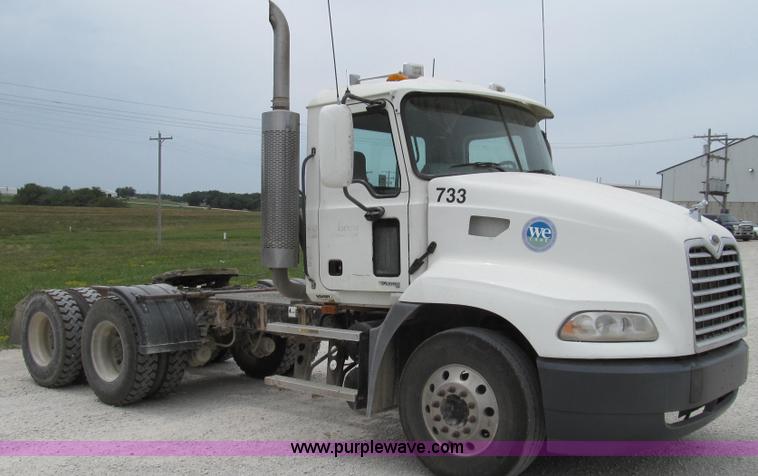 image for item G2074 2005 Mack Vision semi truck