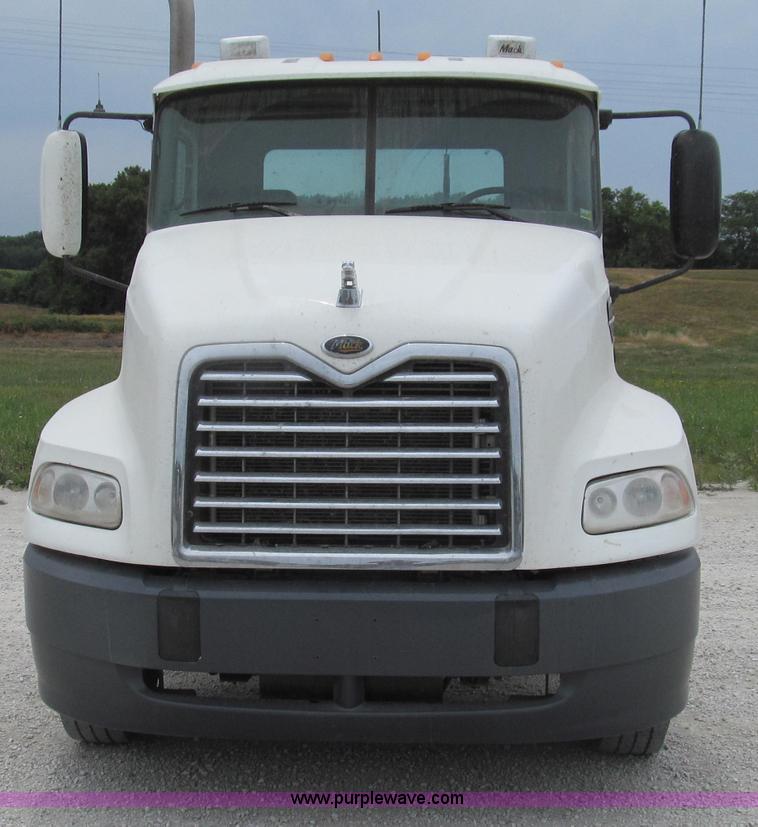 image for item G2074 2005 Mack Vision semi truck