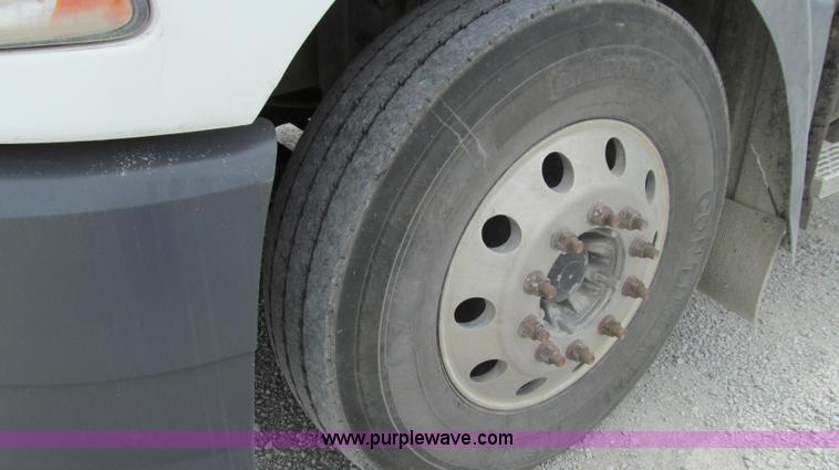 image for item G2074 2005 Mack Vision semi truck