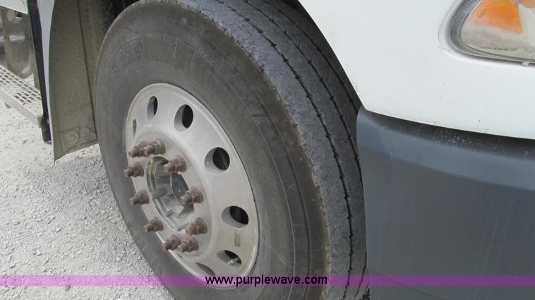 image for item G2074 2005 Mack Vision semi truck