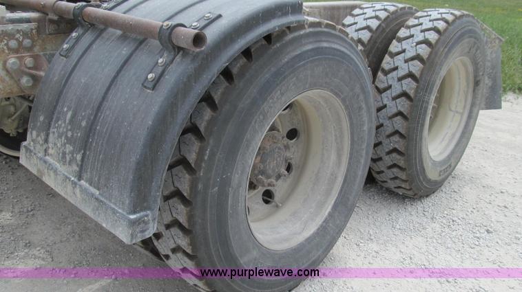 image for item G2074 2005 Mack Vision semi truck