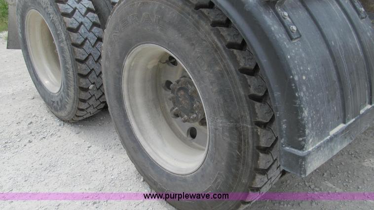 image for item G2074 2005 Mack Vision semi truck