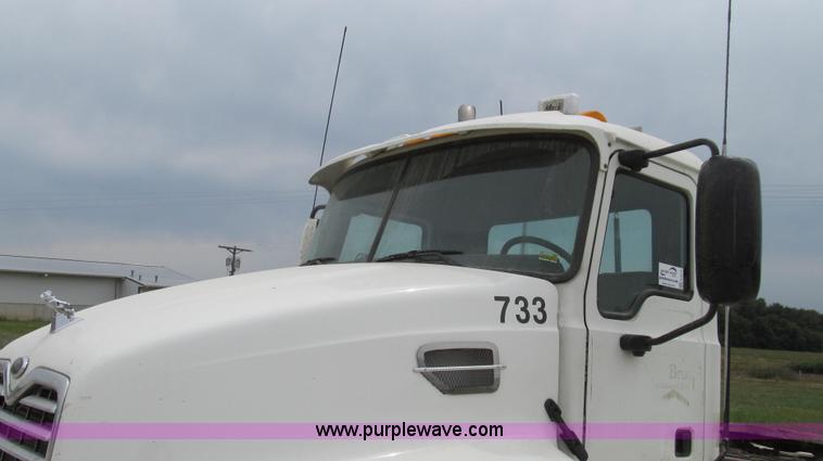 image for item G2074 2005 Mack Vision semi truck