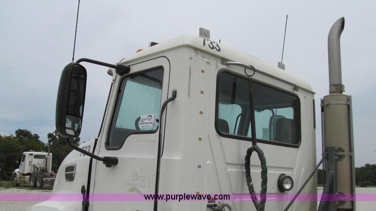 image for item G2074 2005 Mack Vision semi truck