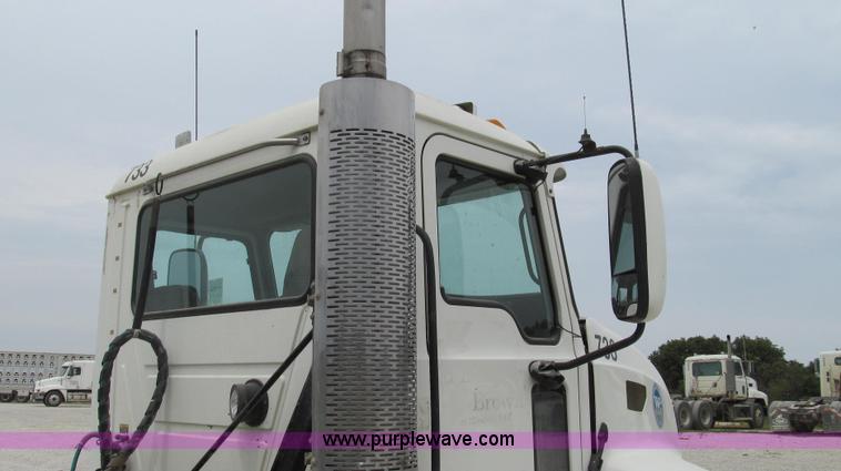 image for item G2074 2005 Mack Vision semi truck