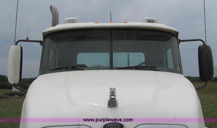 image for item G2074 2005 Mack Vision semi truck