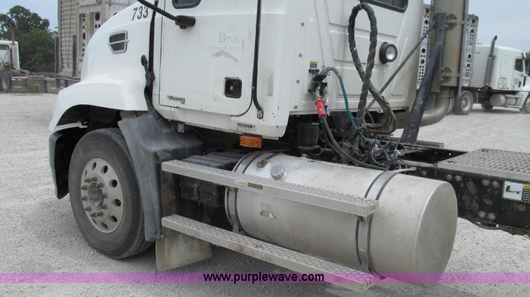 image for item G2074 2005 Mack Vision semi truck