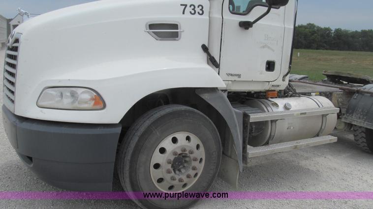 image for item G2074 2005 Mack Vision semi truck