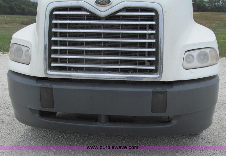 image for item G2074 2005 Mack Vision semi truck