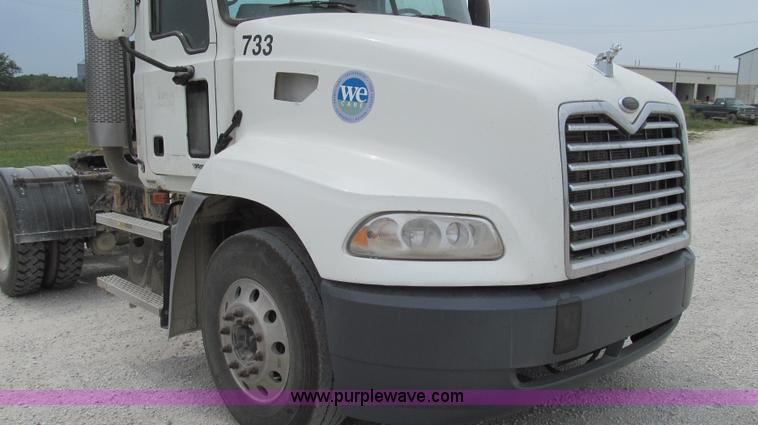 image for item G2074 2005 Mack Vision semi truck