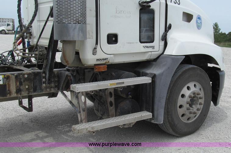 image for item G2074 2005 Mack Vision semi truck