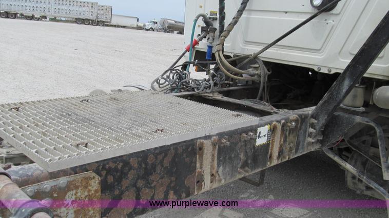 image for item G2074 2005 Mack Vision semi truck