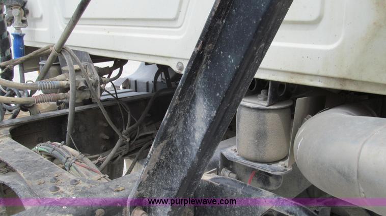 image for item G2074 2005 Mack Vision semi truck