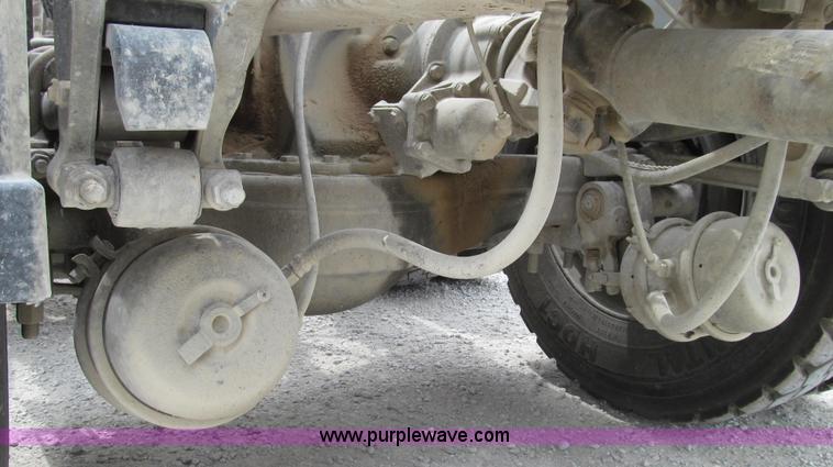 image for item G2074 2005 Mack Vision semi truck