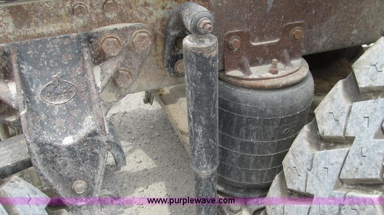 image for item G2074 2005 Mack Vision semi truck