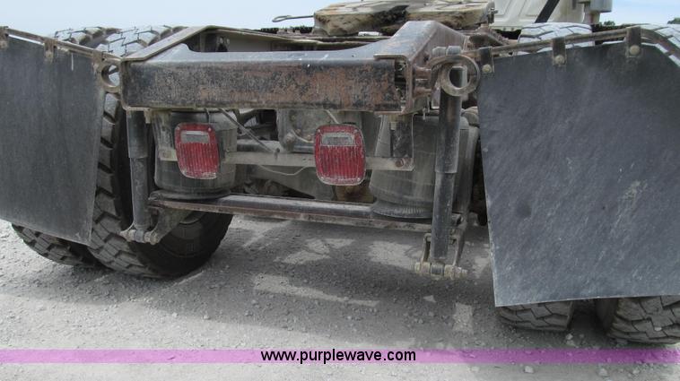 image for item G2074 2005 Mack Vision semi truck