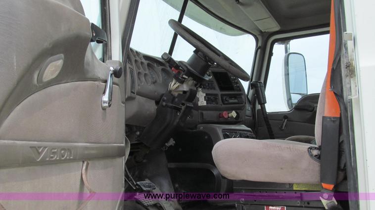 image for item G2074 2005 Mack Vision semi truck