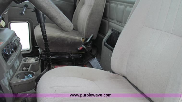 image for item G2074 2005 Mack Vision semi truck