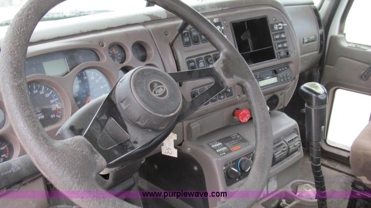 image for item G2074 2005 Mack Vision semi truck