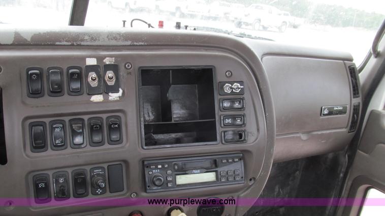 image for item G2074 2005 Mack Vision semi truck