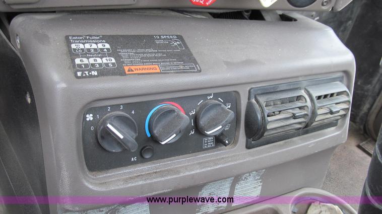 image for item G2074 2005 Mack Vision semi truck