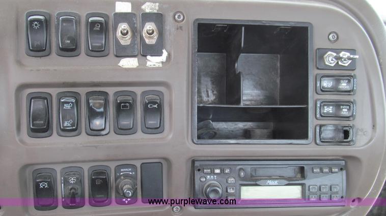 image for item G2074 2005 Mack Vision semi truck