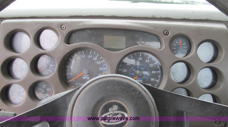 image for item G2074 2005 Mack Vision semi truck