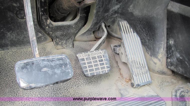 image for item G2074 2005 Mack Vision semi truck