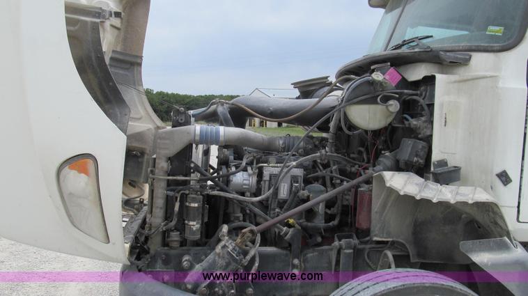 image for item G2074 2005 Mack Vision semi truck