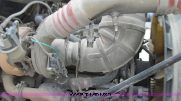 image for item G2074 2005 Mack Vision semi truck