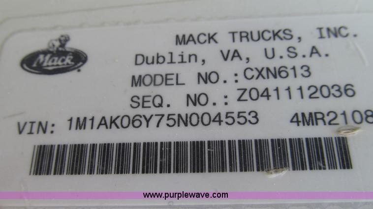 image for item G2074 2005 Mack Vision semi truck