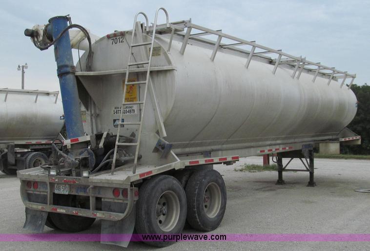 image for item G2075 2006 Warren bulk aluminum feed trailer