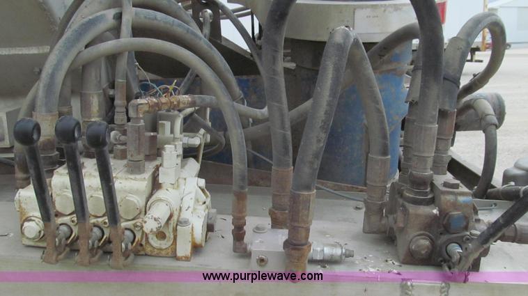 image for item G2075 2006 Warren bulk aluminum feed trailer