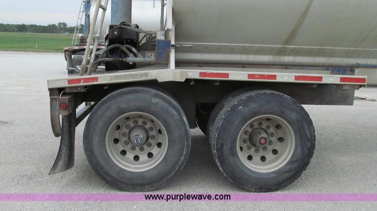 image for item G2075 2006 Warren bulk aluminum feed trailer