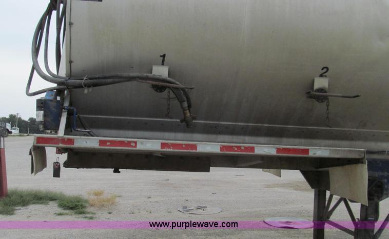 image for item G2075 2006 Warren bulk aluminum feed trailer