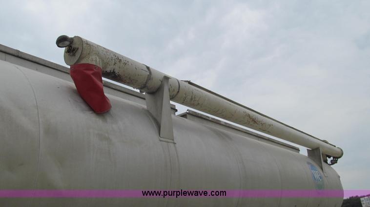 image for item G2075 2006 Warren bulk aluminum feed trailer