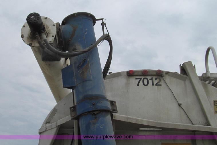 image for item G2075 2006 Warren bulk aluminum feed trailer