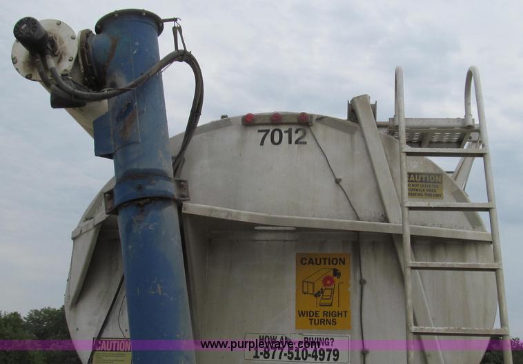 image for item G2075 2006 Warren bulk aluminum feed trailer
